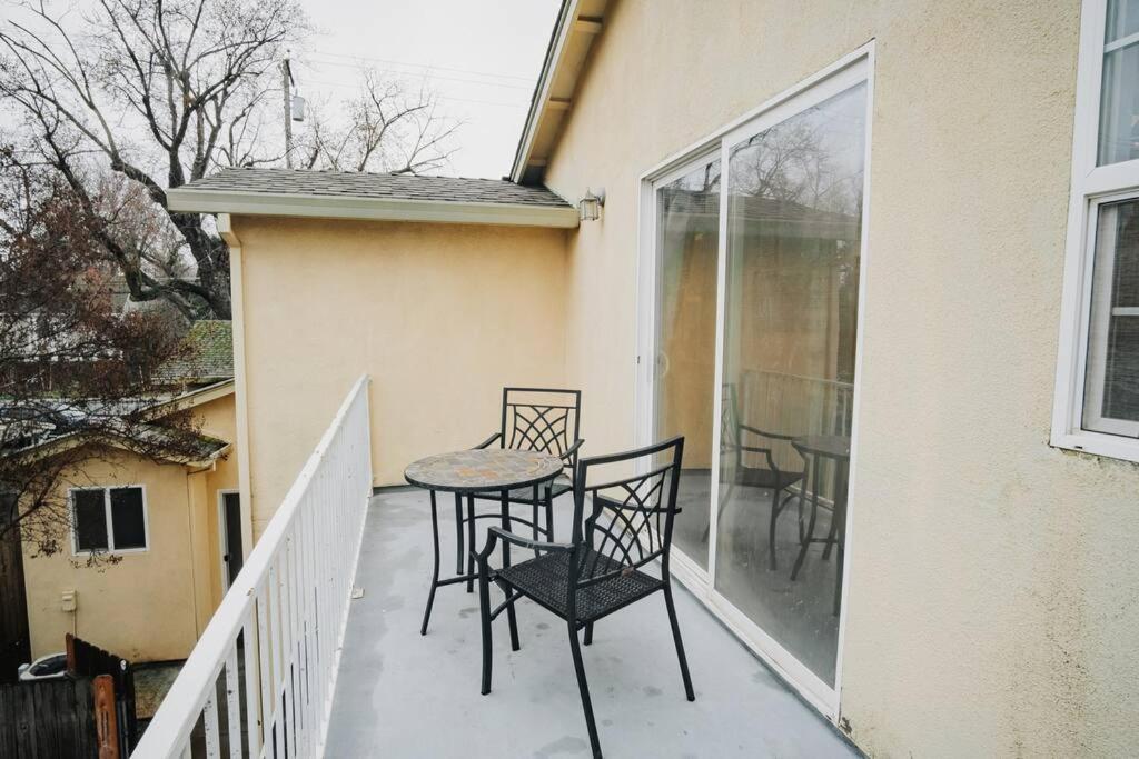 Gorgeous Upstairs Studio With Patio And Laundry Чіко Екстер'єр фото