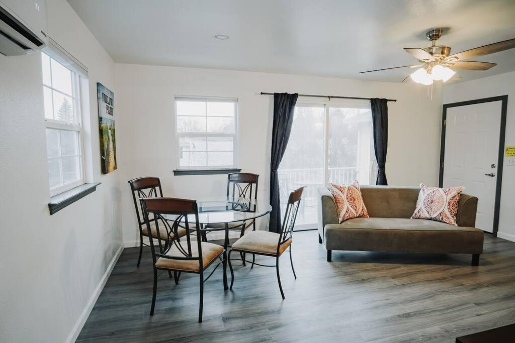 Gorgeous Upstairs Studio With Patio And Laundry Чіко Екстер'єр фото