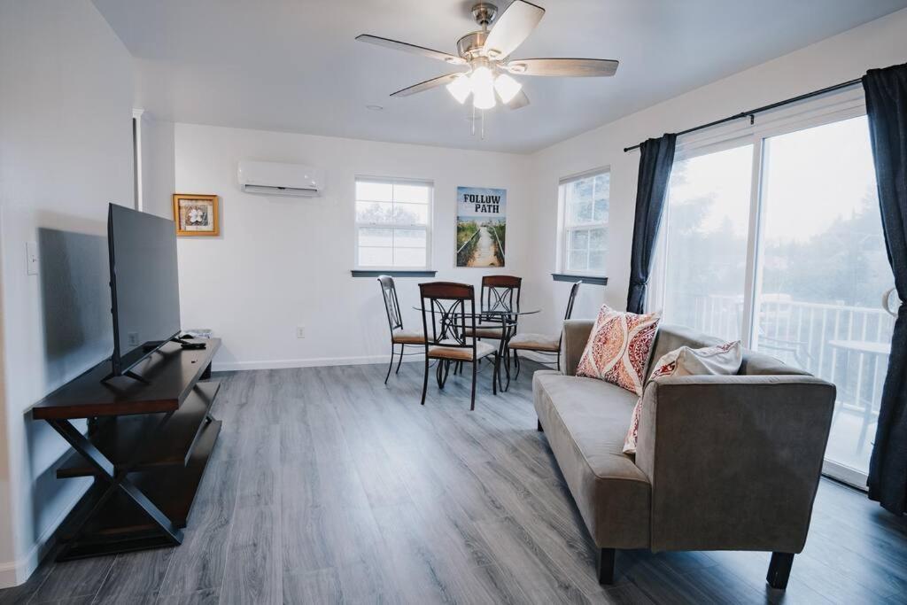 Gorgeous Upstairs Studio With Patio And Laundry Чіко Екстер'єр фото